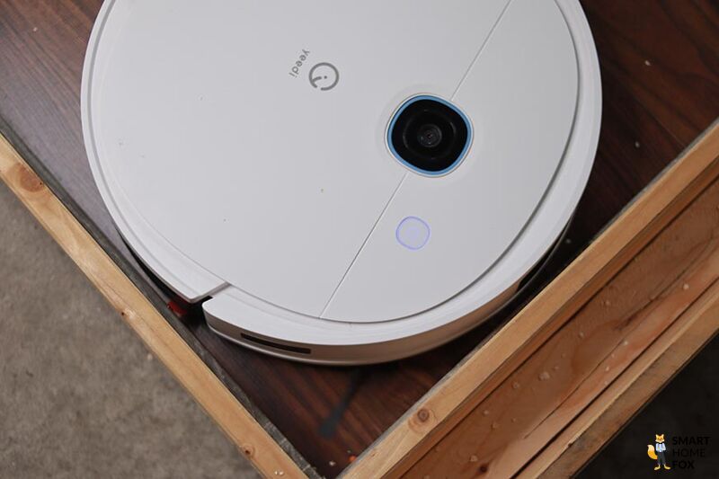 Yeedi Vac 2 Pro reinigt in einer Ecke